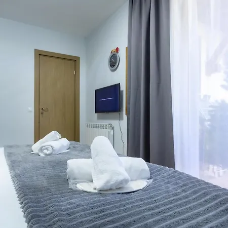 2-room Forest Retreat - Fireplace, Veranda, Bbq, Views *